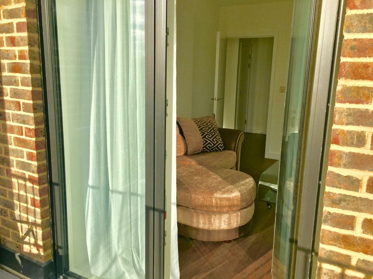 לונדון 2-Bedrooms Modern Apartment Next To Velodrome, Lounge, Balcony, Parking, Abba מראה חיצוני תמונה